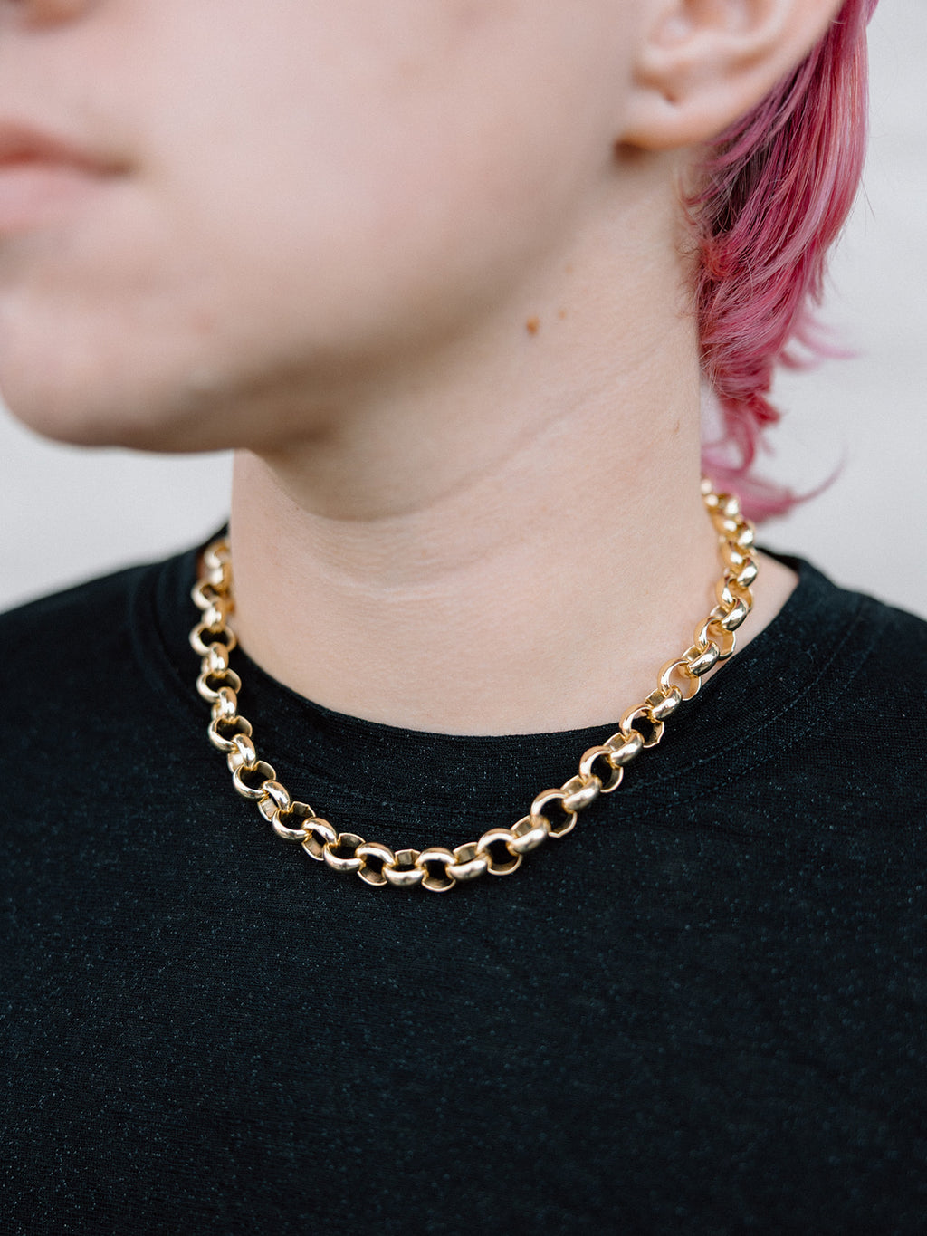 Model Wearing Shiny Gold Jumbo Rolo Chain Necklace
