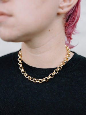 Model Wearing Shiny Gold Jumbo Rolo Chain Necklace