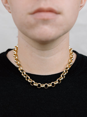 Model Wearing Shiny Gold Jumbo Rolo Chain Necklace
